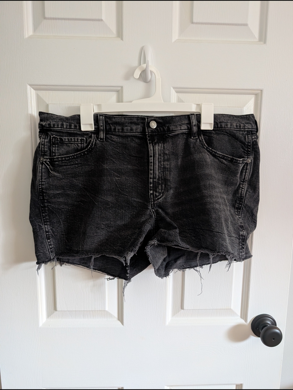 Old Navy Women's Mid Rise Boyfriend Black Distressed Denim Shorts Size 16